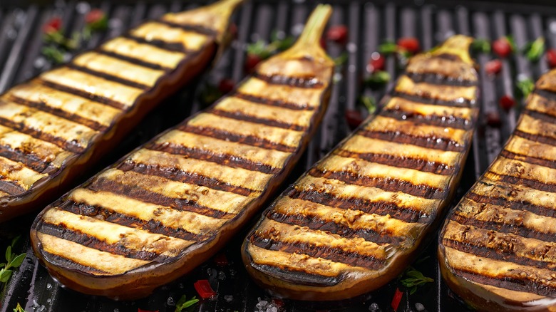 moitiés d'aubergines carbonisées sur le gril