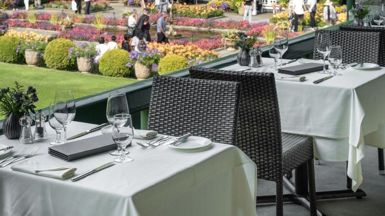 tables et chaises à manger donnant sur les jardins Butchart