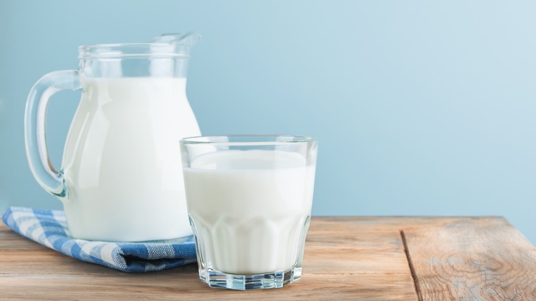 Lait en verre et pichet