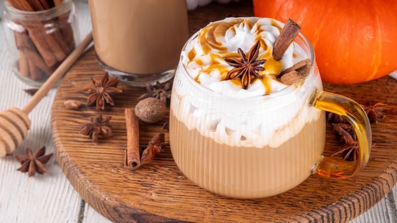 Latte aux épices de citrouille dans une tasse