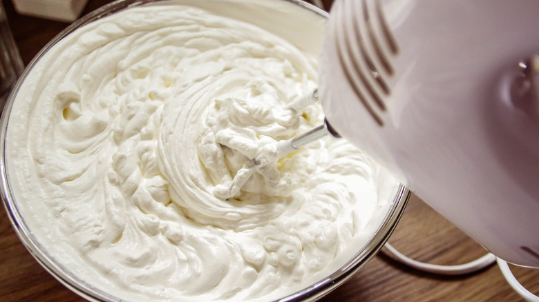 Crème fouettée dans un bol