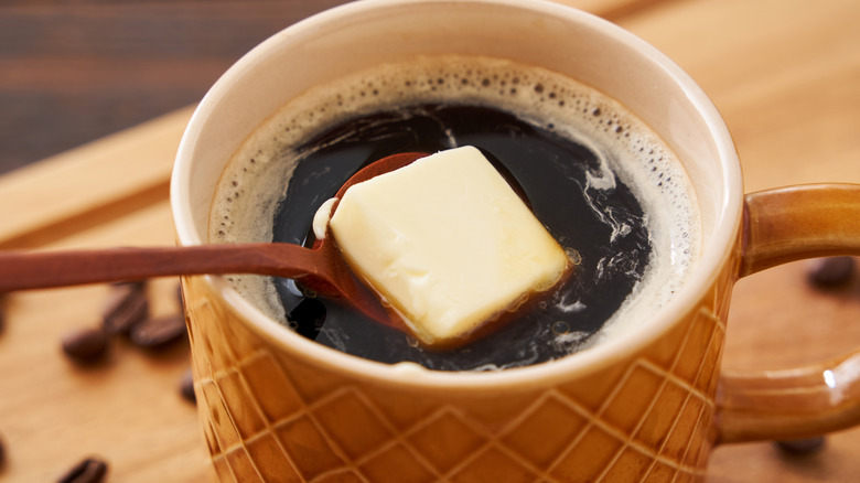 tazza di caffè con burro