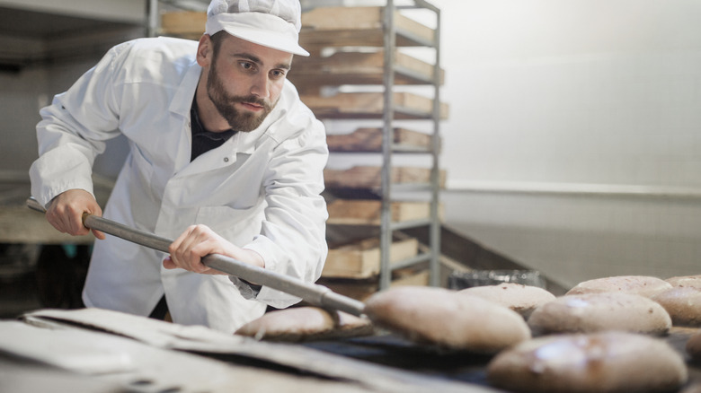 chef cuisinier faisant du pain