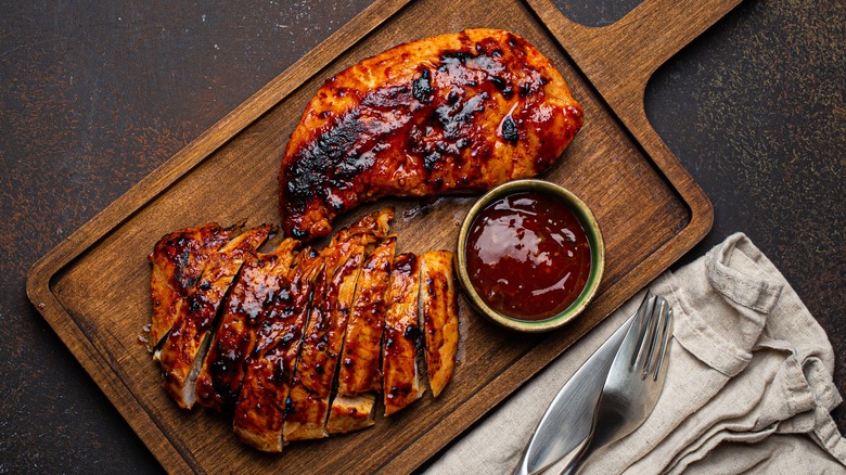 poulet barbecue au four sur planche à découper en bois